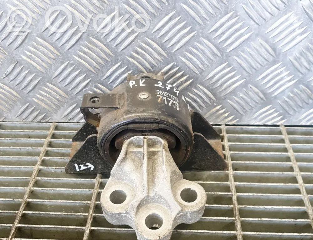 Engine mount bracket   573AY9000,95127173