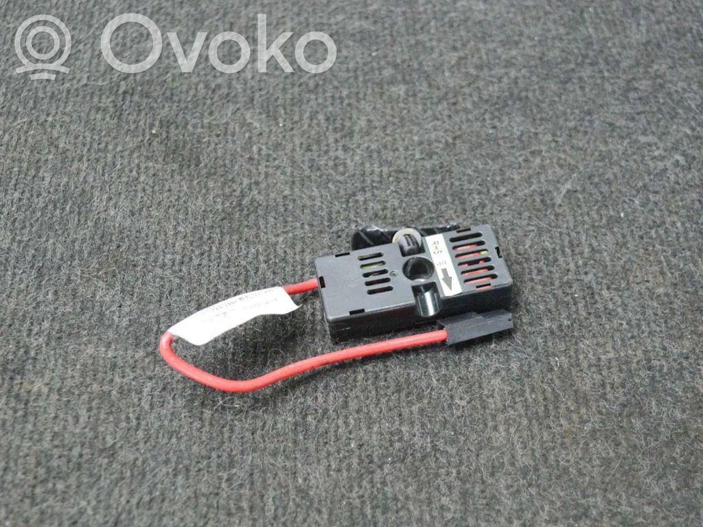 Tesla Model S Pystyantennin suodatin 