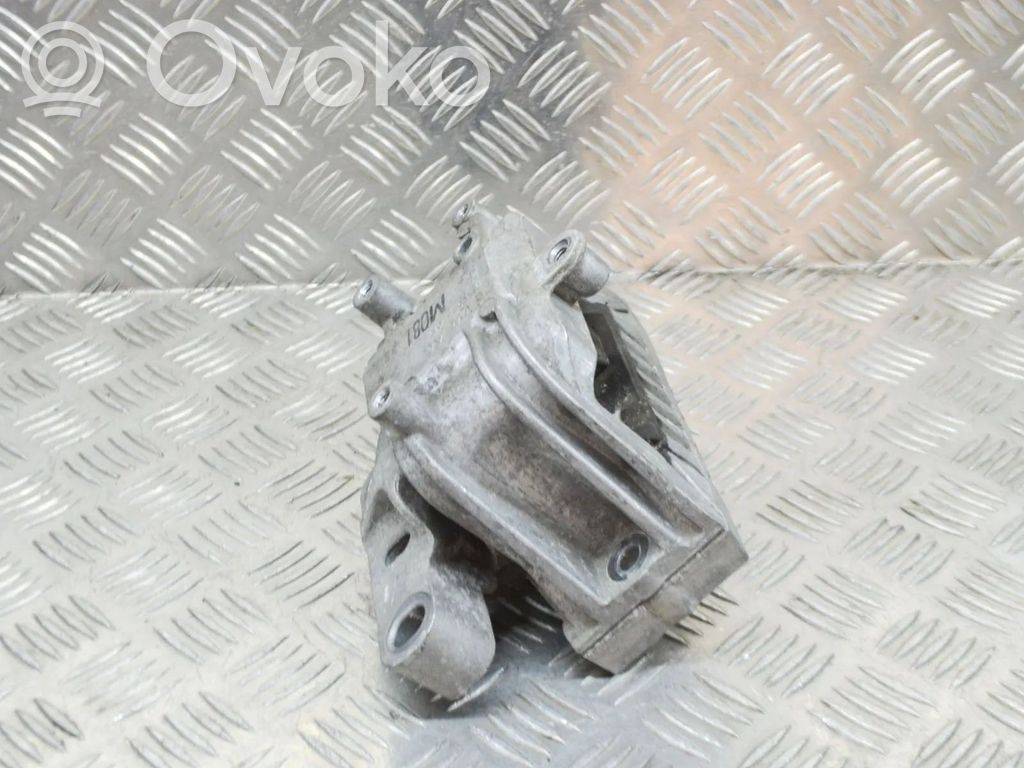 Volkswagen PASSAT B7 Engine mount bracket 