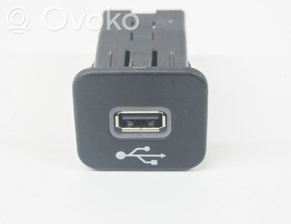 Fiat 500X Enchufe conector entrada auxiliar 