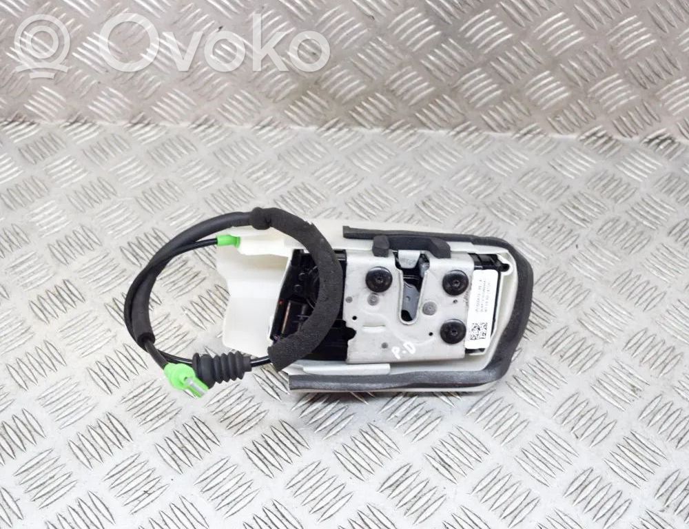 Priekšpusē slēdzene   150067399A