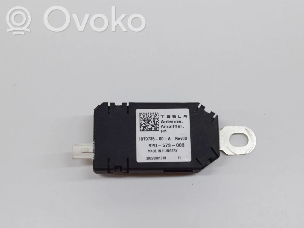 Tesla Model Y Antenas pastiprinātājs 