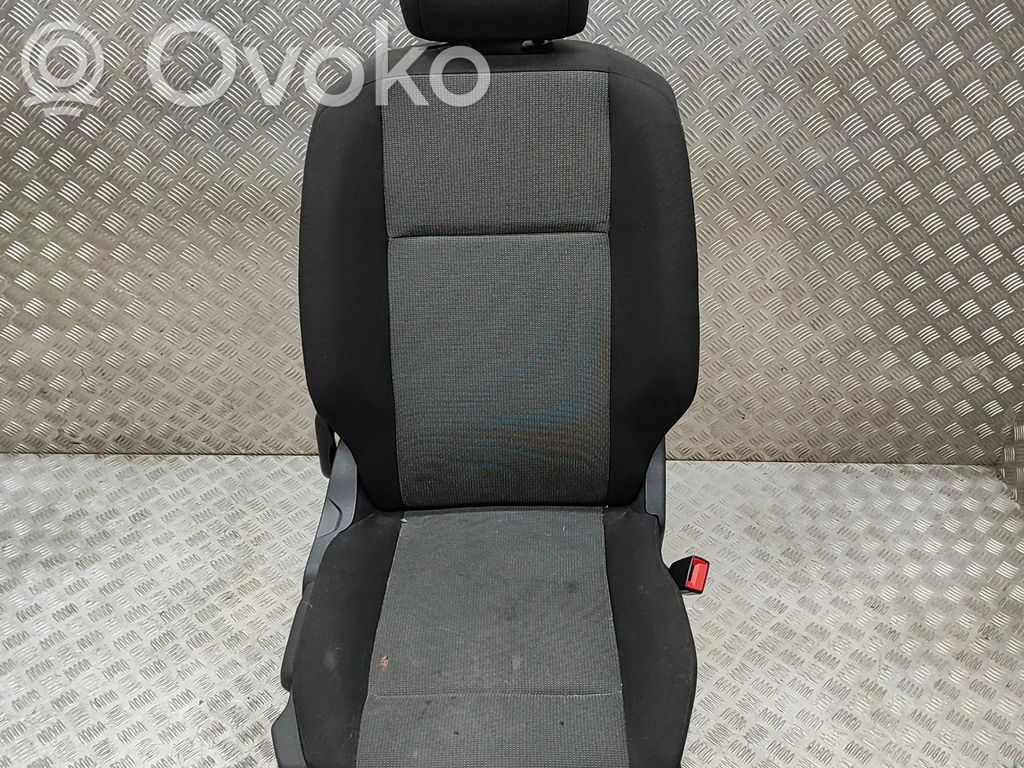 Opel Combo E Etumatkustajan istuin 