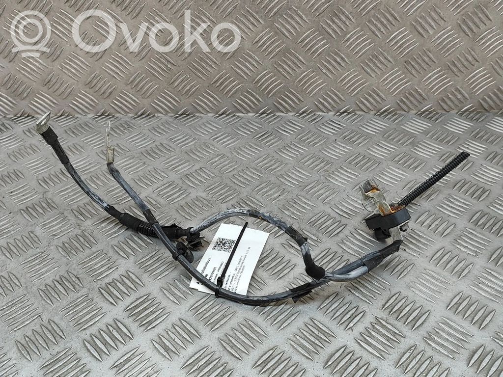 Opel Vivaro Minus / Klema / Przewód akumulatora 