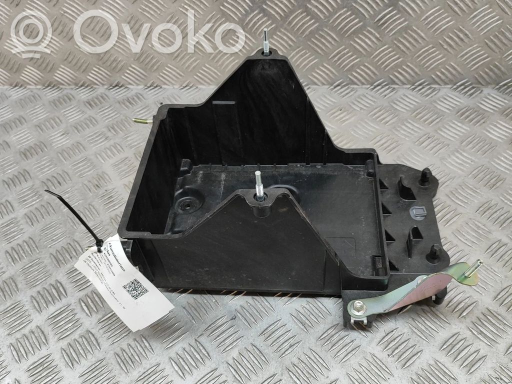 Mazda CX-30 Akkulaatikon alusta 