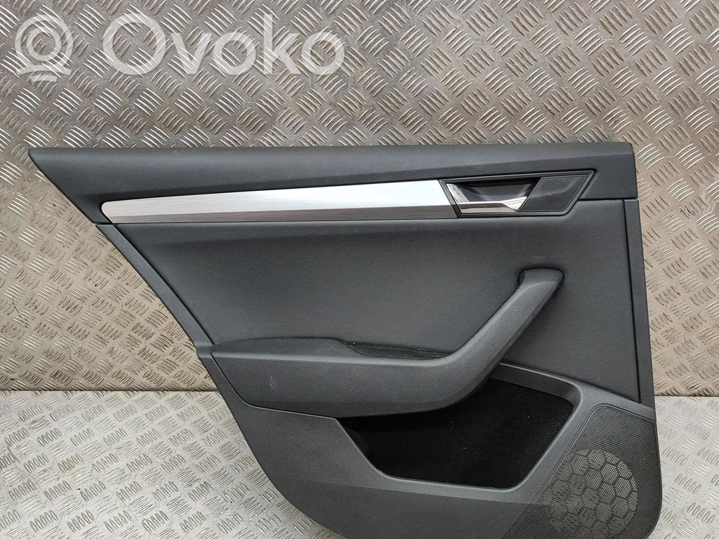 Skoda Superb B8 (3V) Boczki / Poszycie drzwi tylnych 