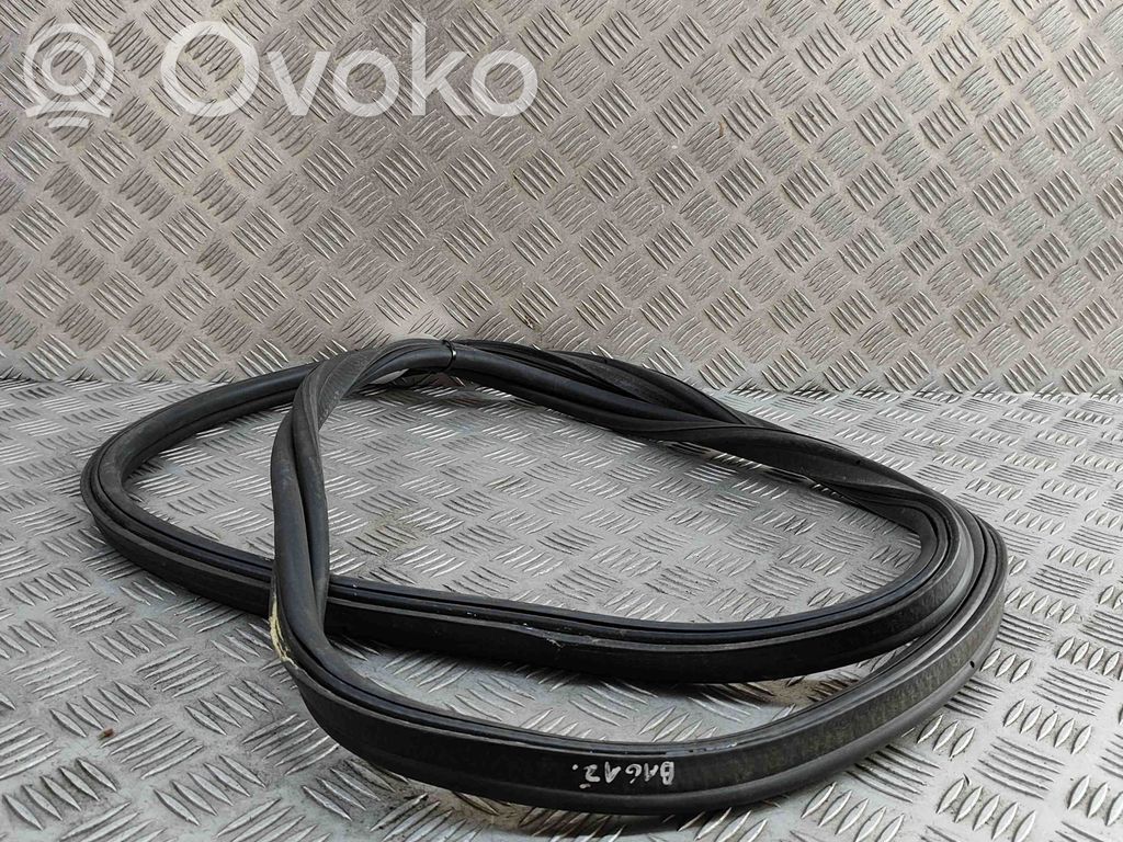 BMW 2 F44 Gumowa uszczelka bagażnika tylnego / Na karoserii