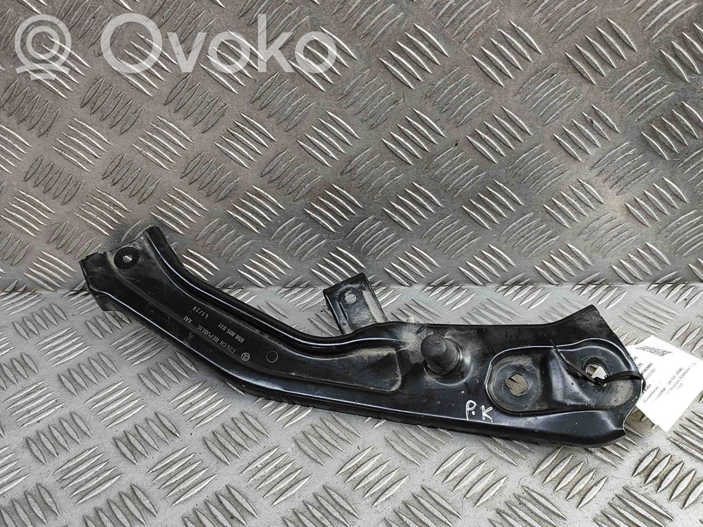 Skoda Kamiq Uchwyt / Mocowanie błotnika przedniego 