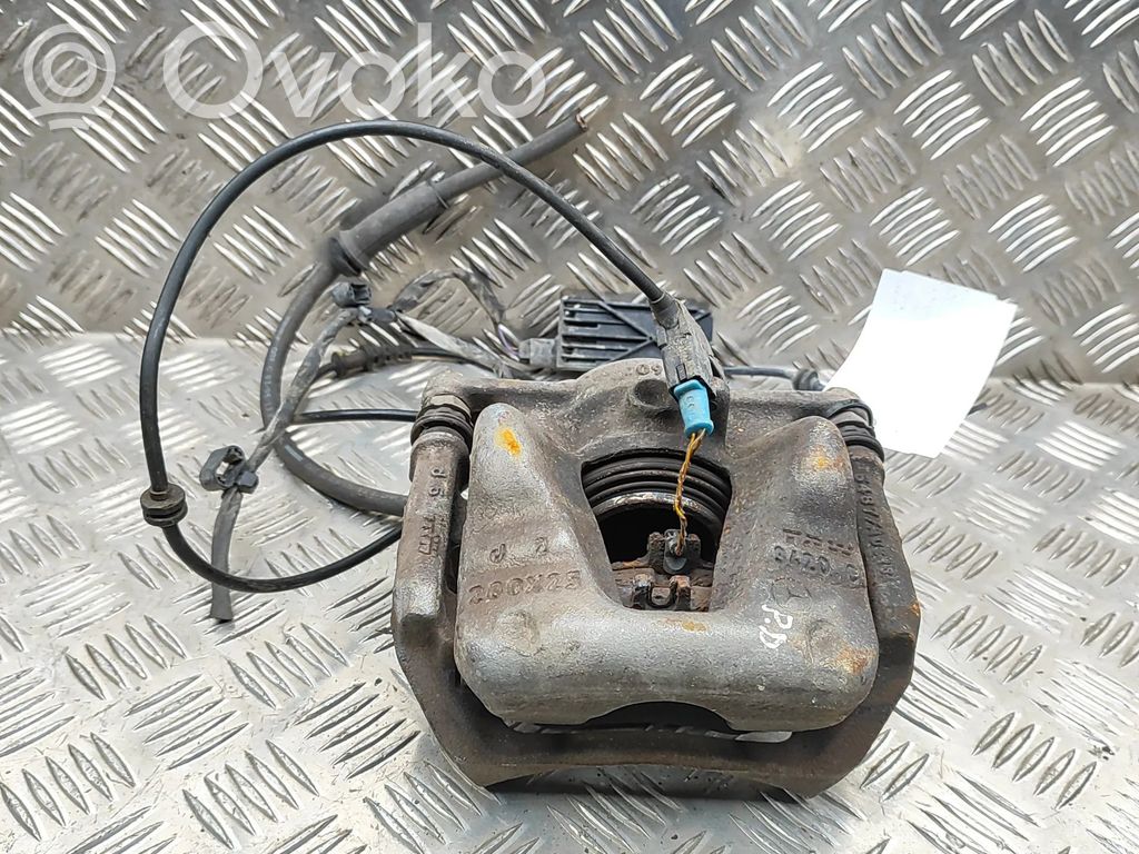Mercedes-Benz A W176 Zacisk hamulcowy przedni