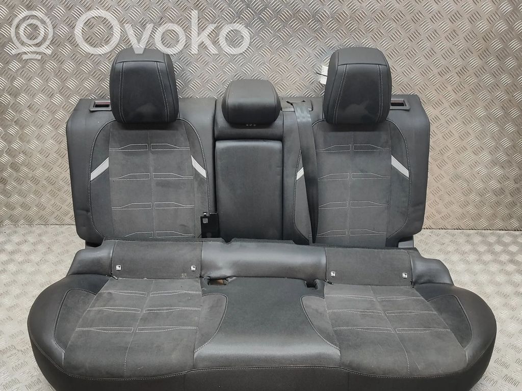 Opel Astra L Takaistuin 