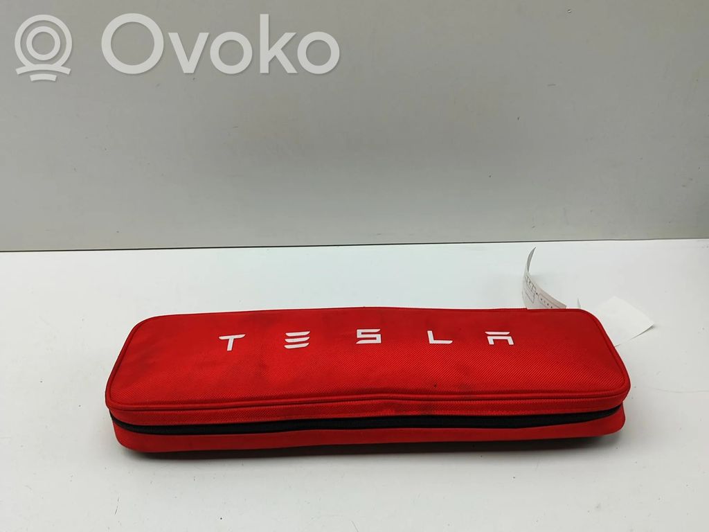 Tesla Model S Vaistinėlė 