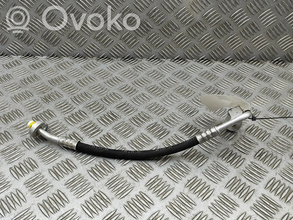 Ilmastointilaitteen putki (A/C)   31694875
