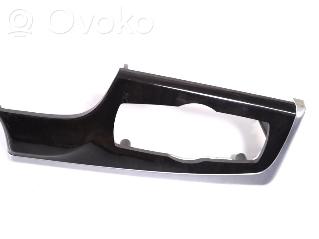 BMW 5 F10 F11 Kojelaudan hansikaslokeron lista 