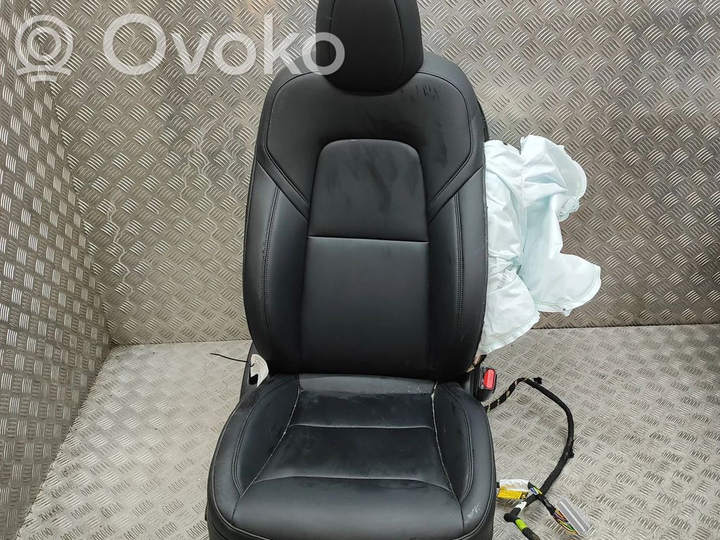 Tesla Model Y Etumatkustajan istuin 