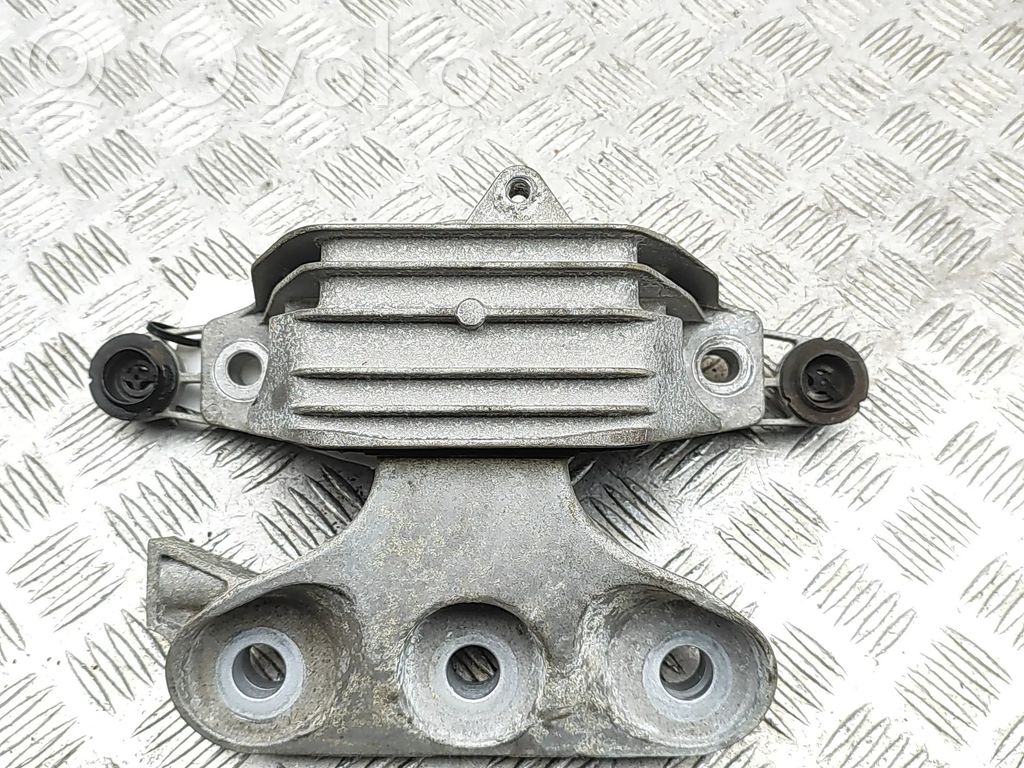 Engine mount bracket   84034329