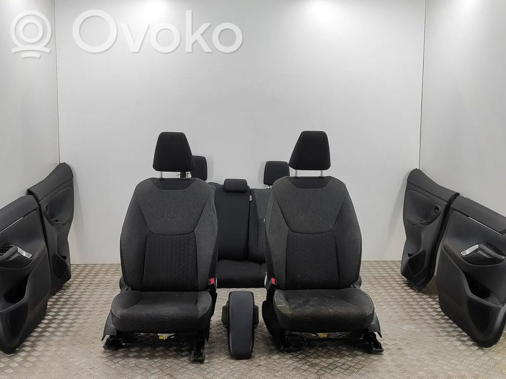Toyota Yaris Cross Tapicerka / Komplet 