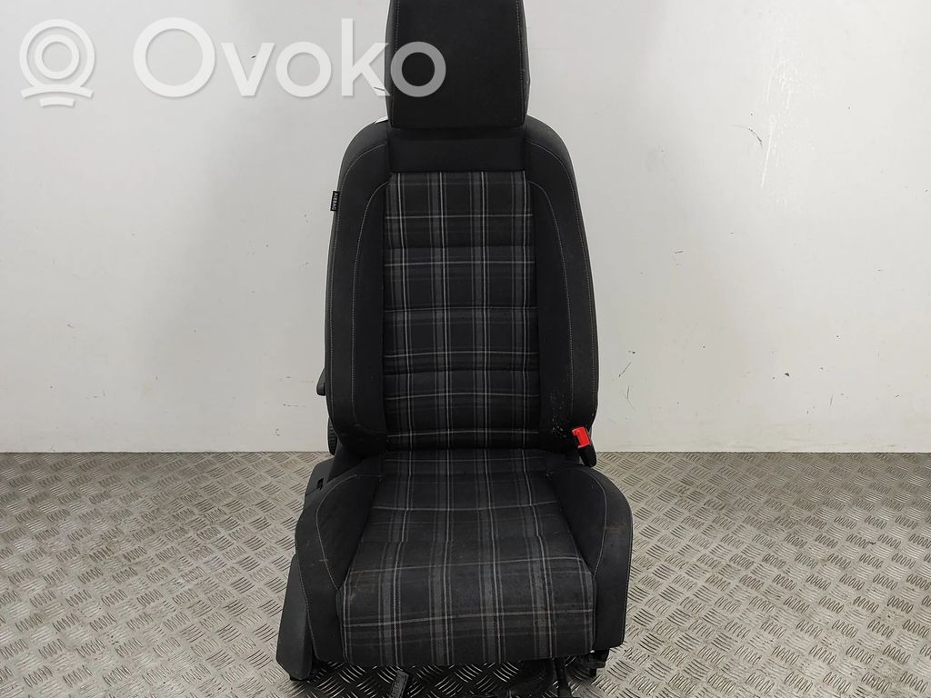 Etumatkustajan istuin   1K4881106PA