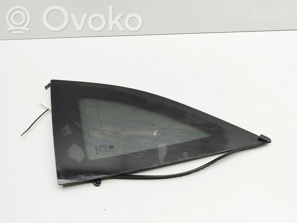 Aston Martin DBX Rear side window 