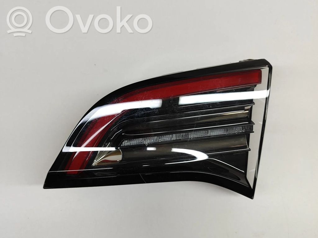 Tesla Model 3 Luci posteriori del portellone del bagagliaio 