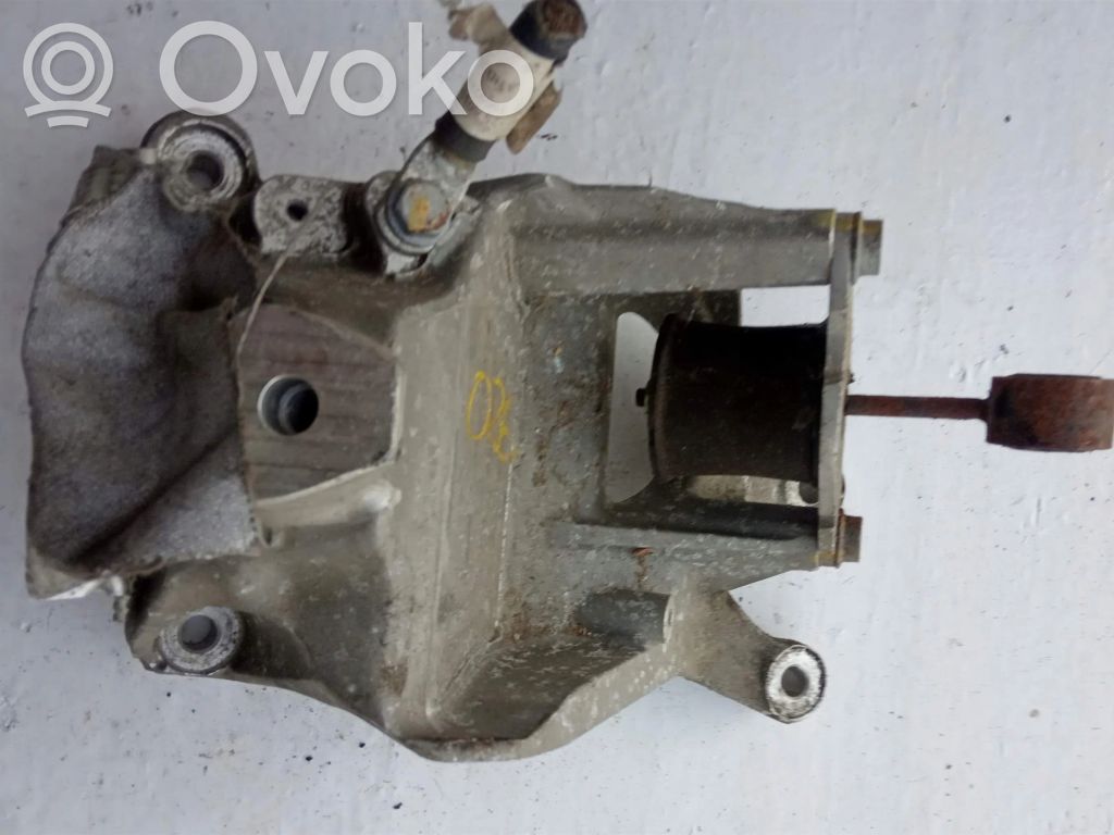 Audi Q7 4M Engine mounting bracket 