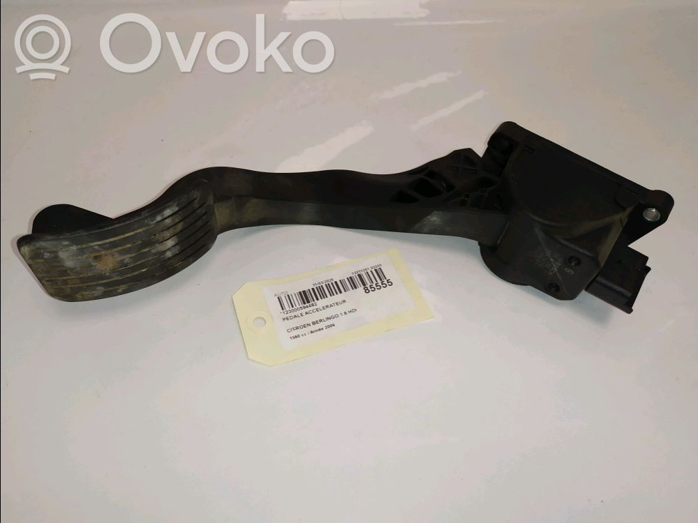 Accelerator throttle pedal   1601CZ,1601CZ