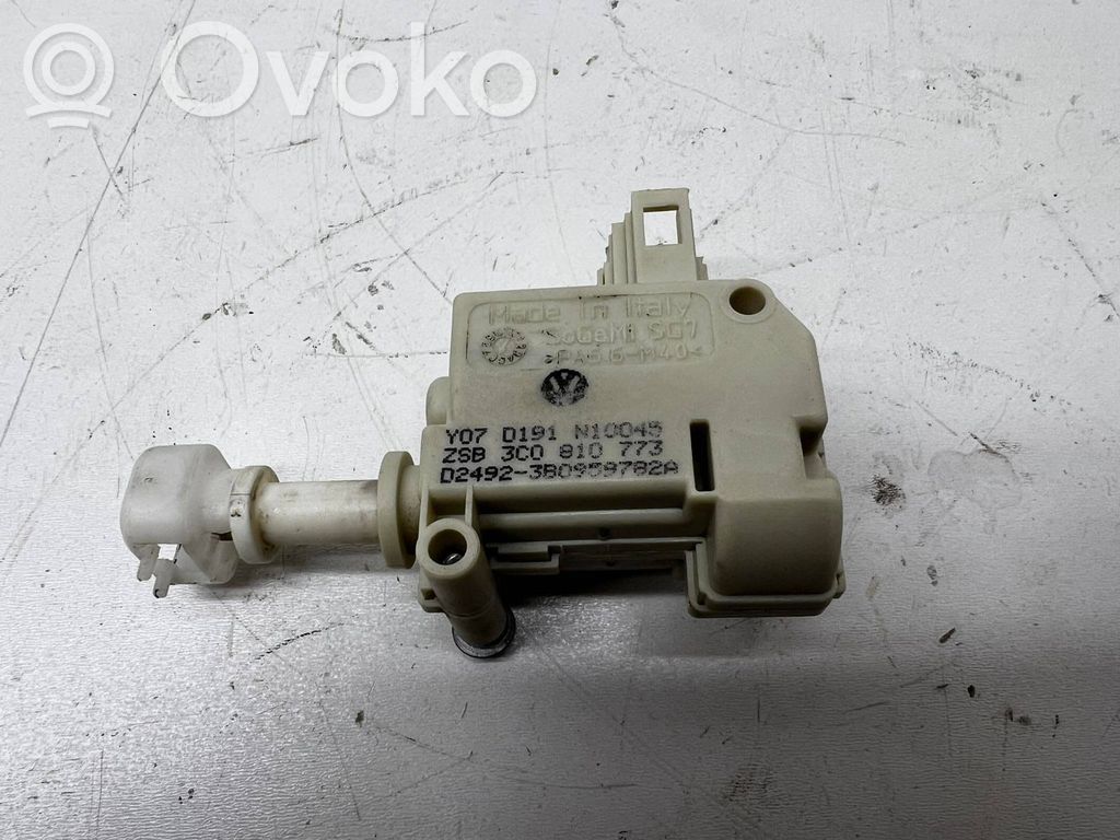 Volkswagen PASSAT B6 Silniczek / Siłownik zamka centralnego 