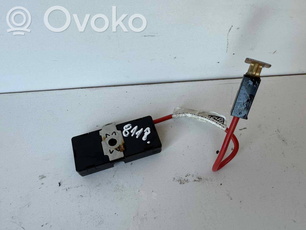 Tesla Model S Pystyantennin suodatin 