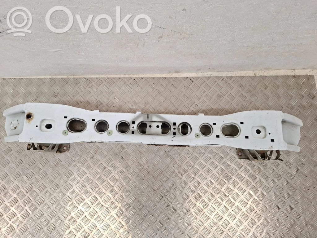 Priekšpusē bampera sija / balka