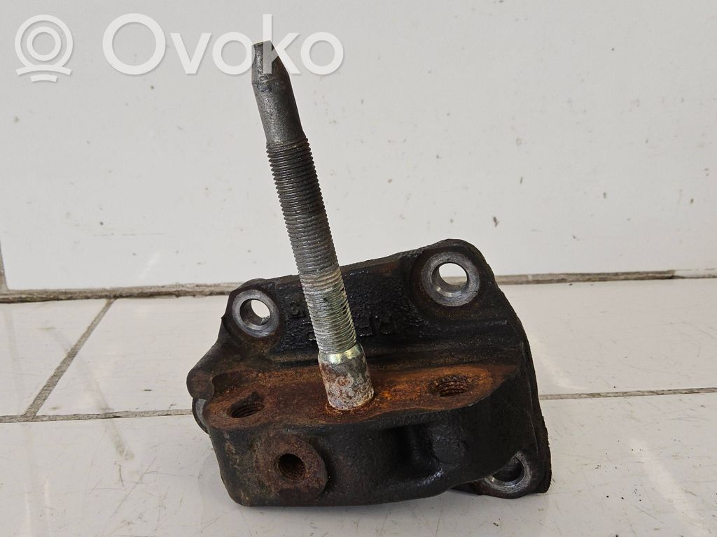 Engine mounting bracket   RFW2