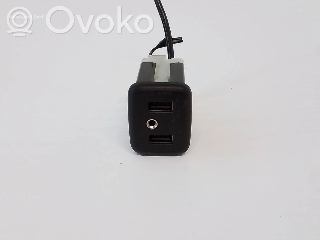 Opel Mokka B USB socket connector 