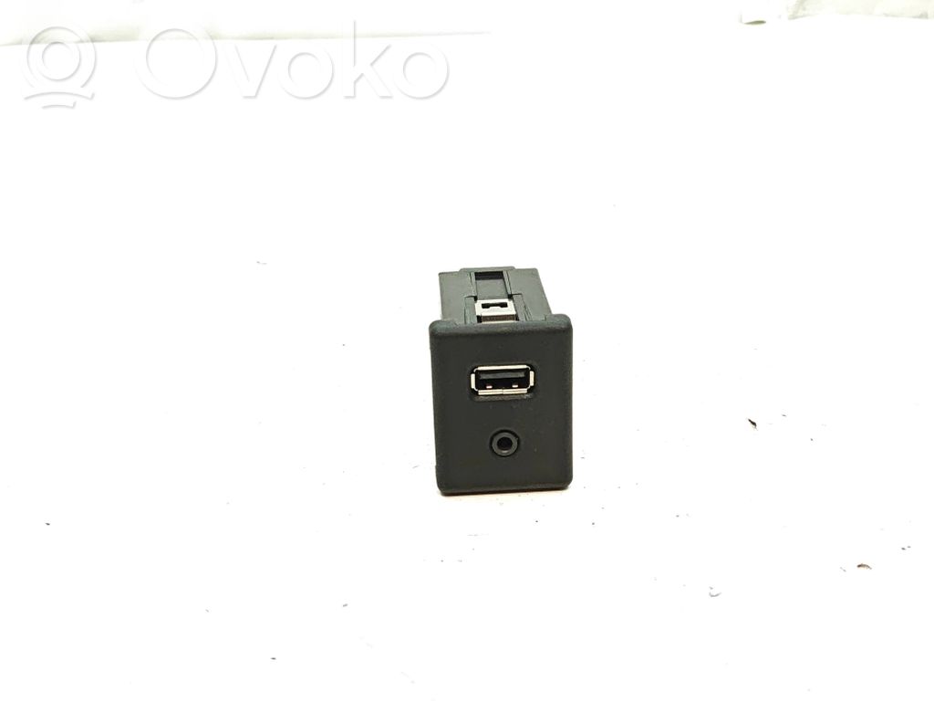 Opel Zafira C Enchufe conector USB 