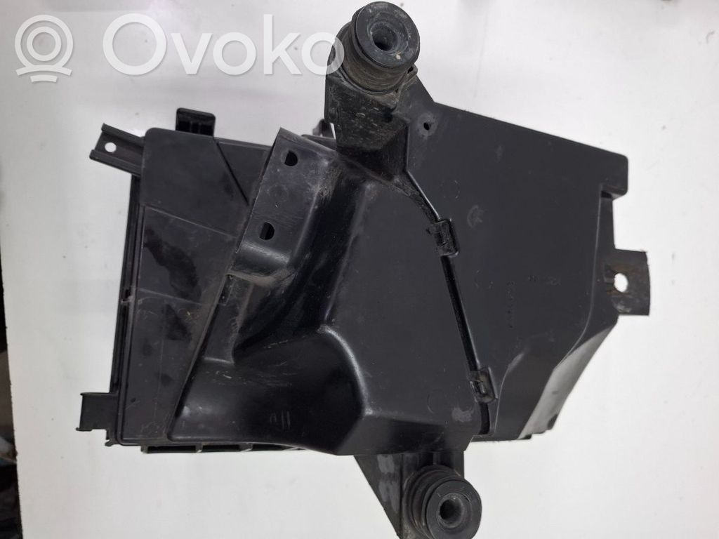 Air filter box   8683290
