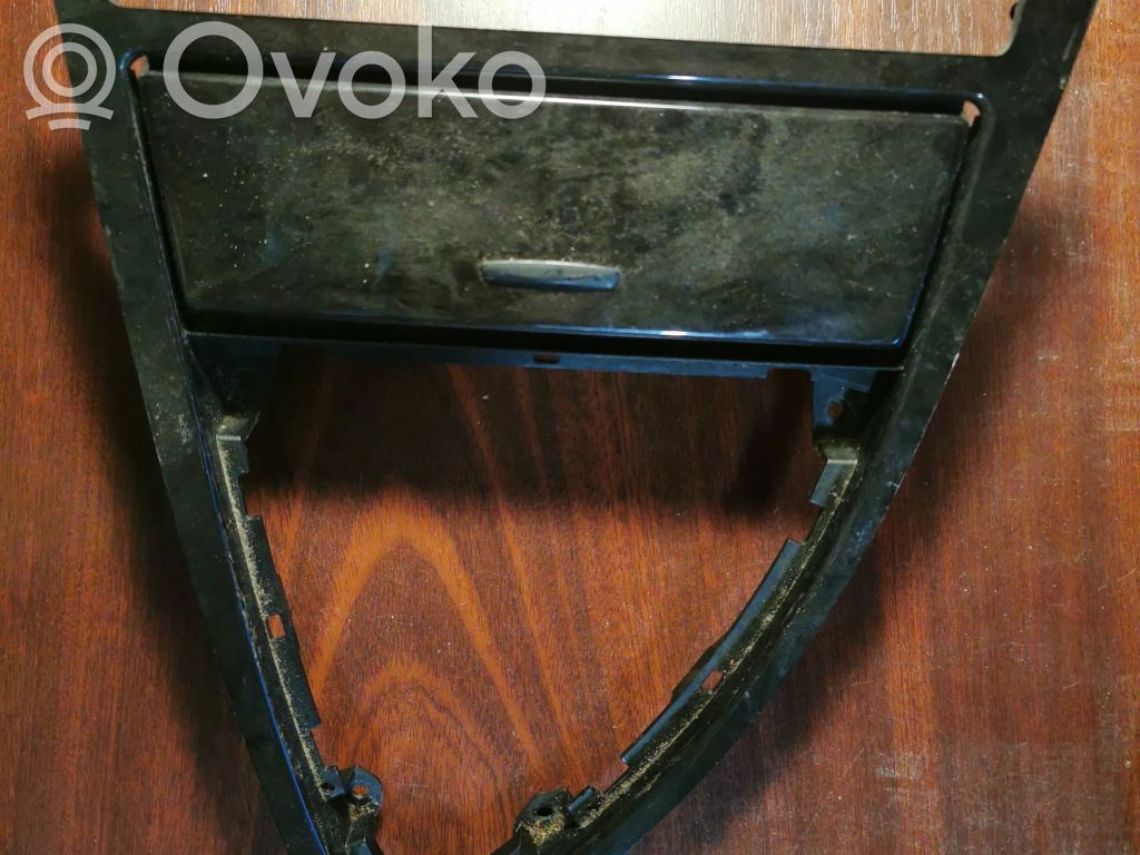 BMW 6 E63 E64 Peleninė panelėje 