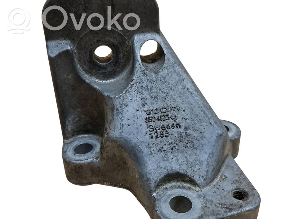 Volvo V70 Engine mounting bracket 