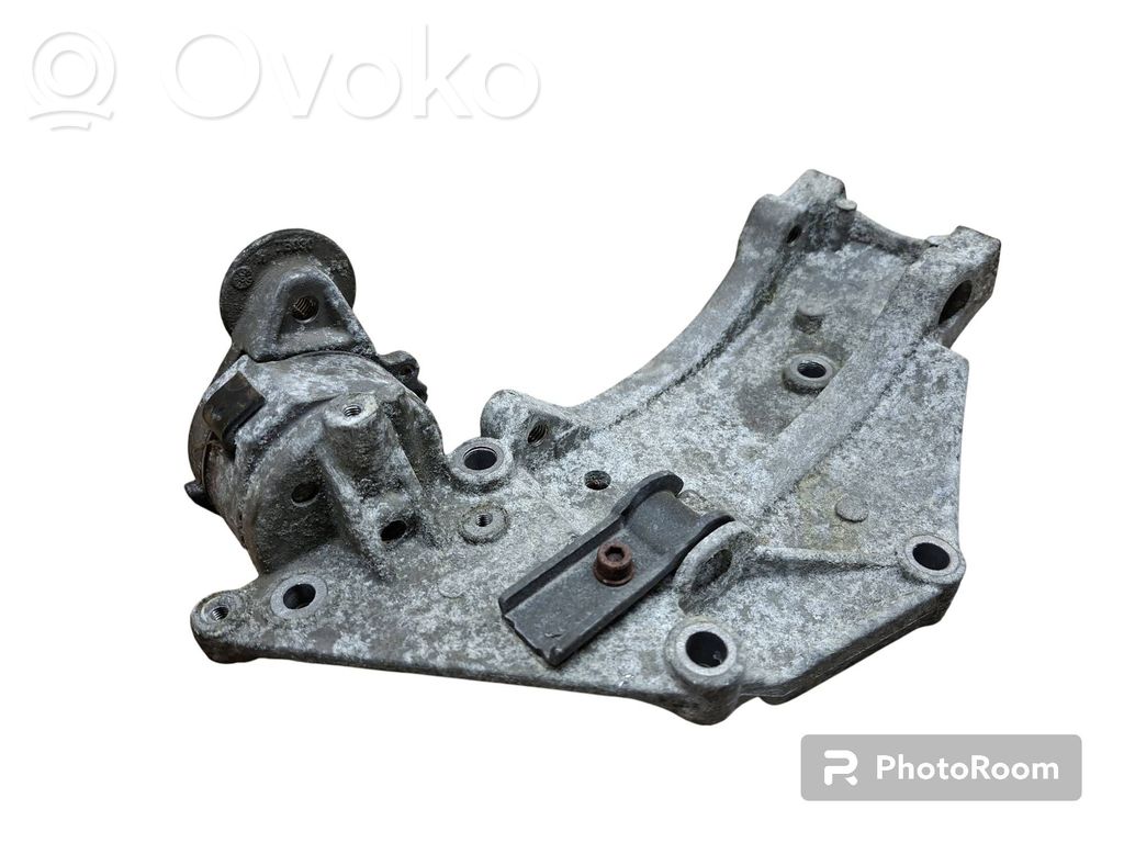 Volvo V50 Generatoriaus kronšteinas 