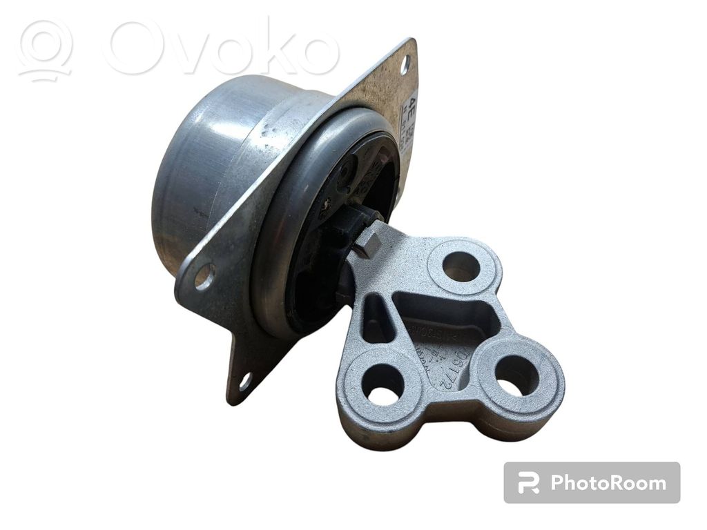 Engine mount bracket   V06172