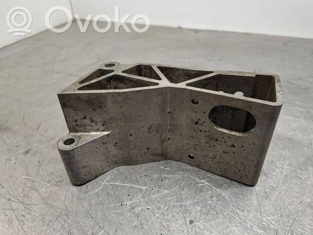 Volvo XC70 Engine mounting bracket 