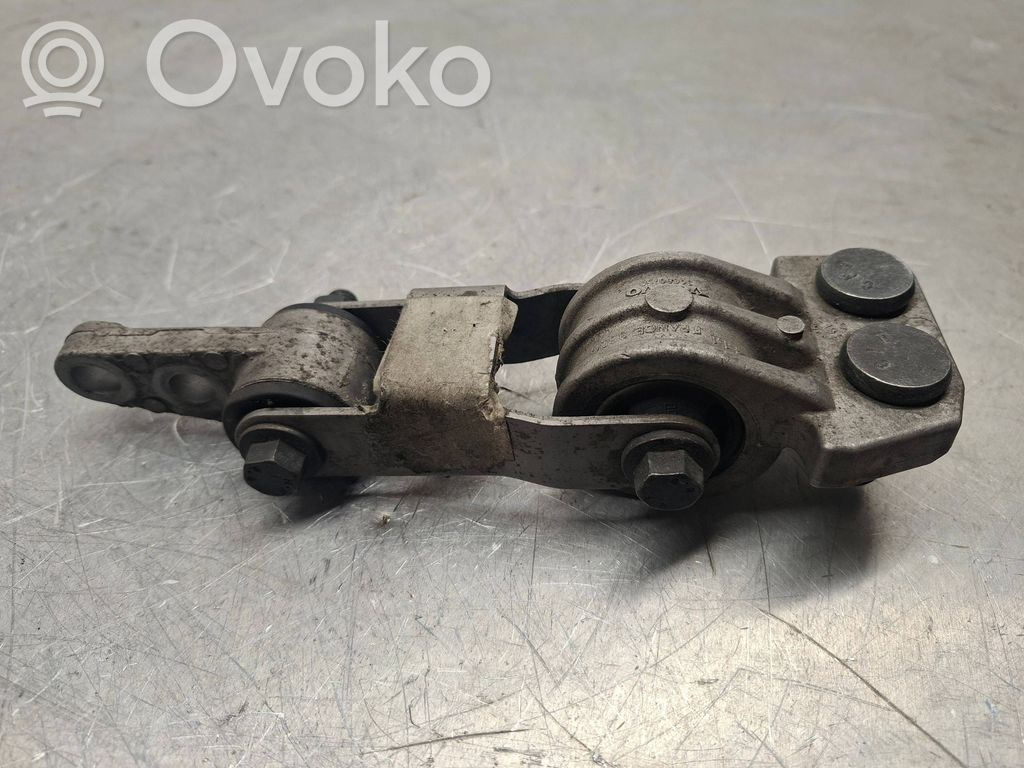 Volvo XC70 Engine mount bracket 