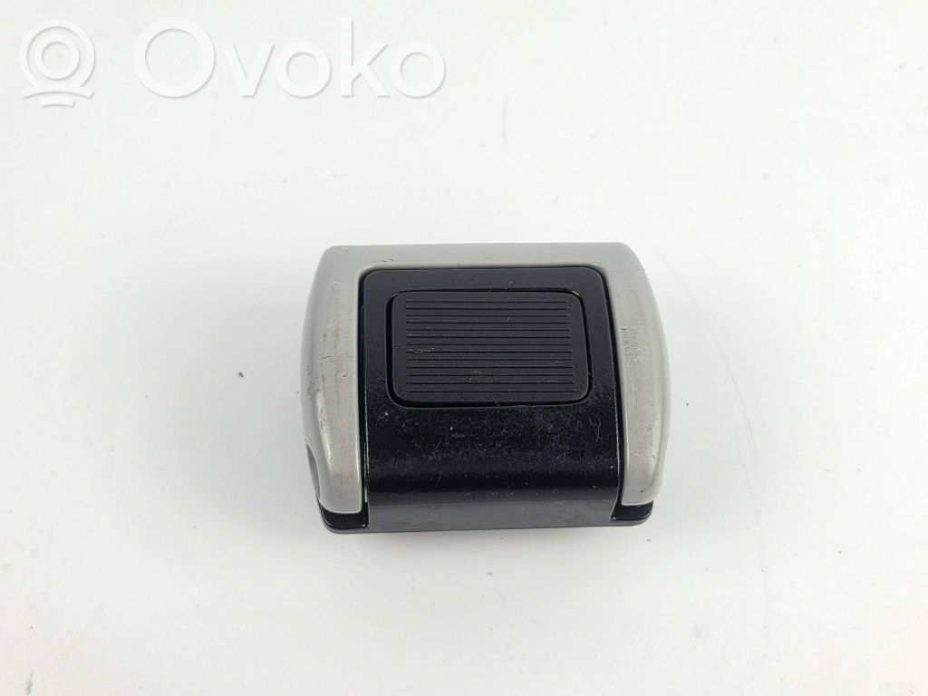 Bracket in trunk/boot   857933Z000,20191226,897201167400