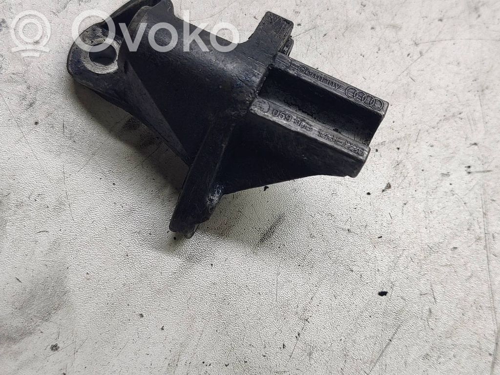 Volkswagen PASSAT B5.5 Engine mounting bracket 