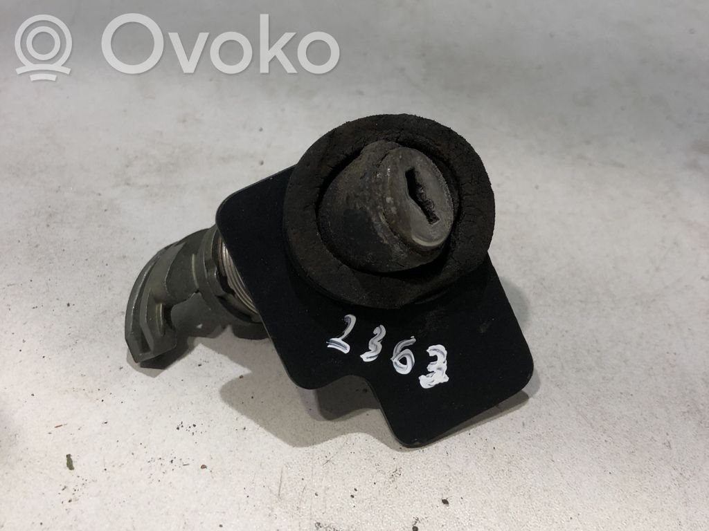 Volkswagen PASSAT B5.5 Spynelė galinio dangčio (išorėje) 