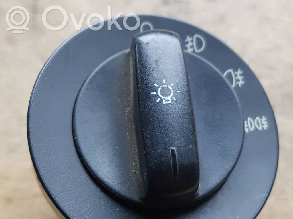 Light switch   8363684