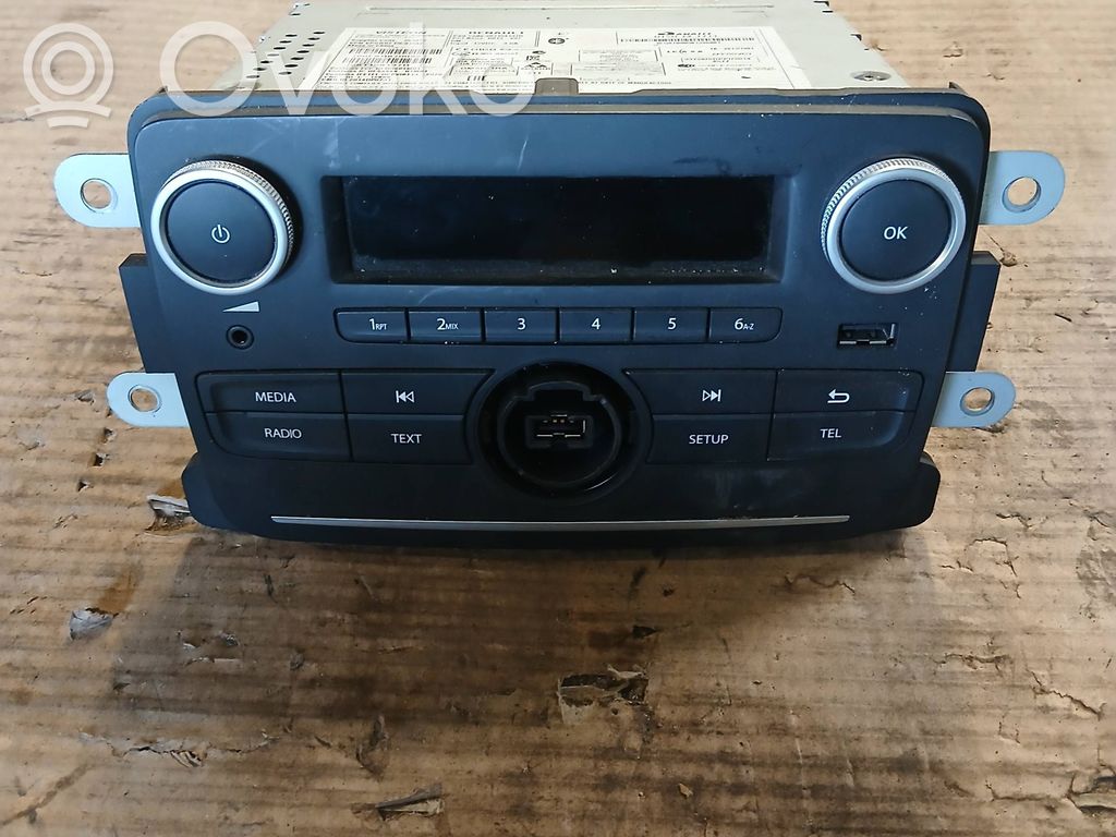 Dacia Sandero Panel / Radioodtwarzacz CD/DVD/GPS 
