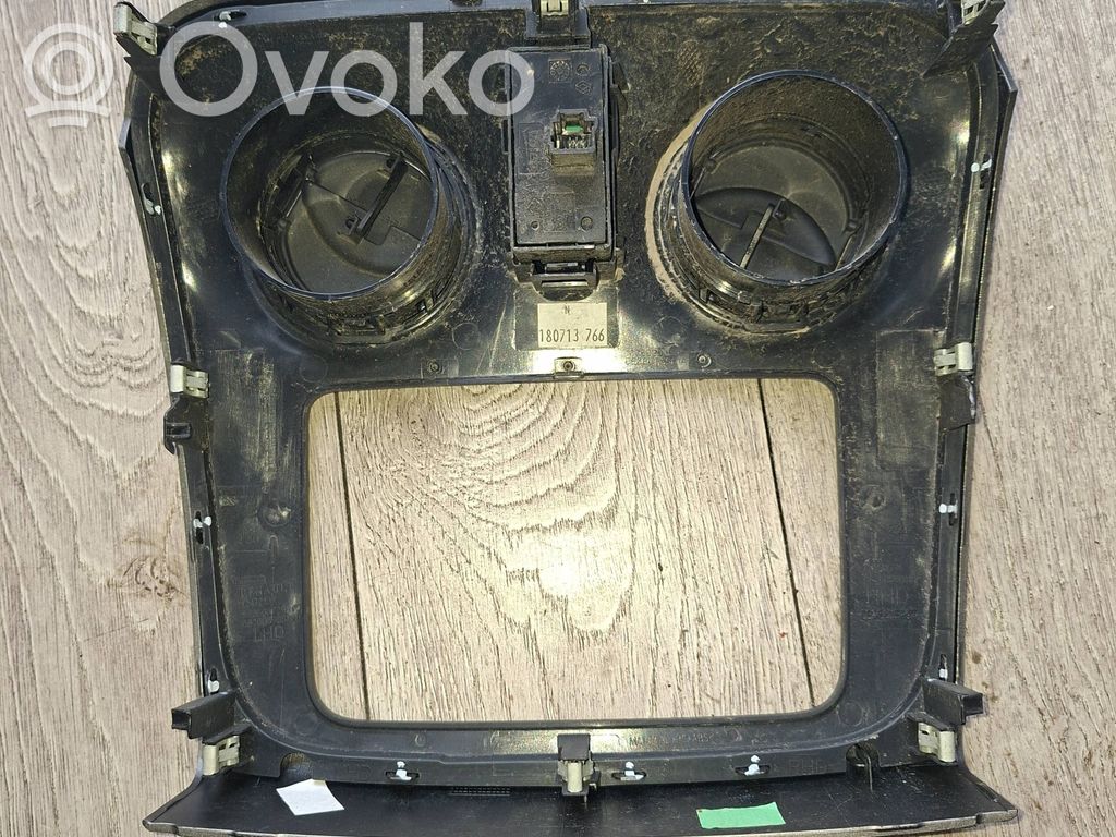 Dacia Sandero Rejilla de ventilación central del panel 