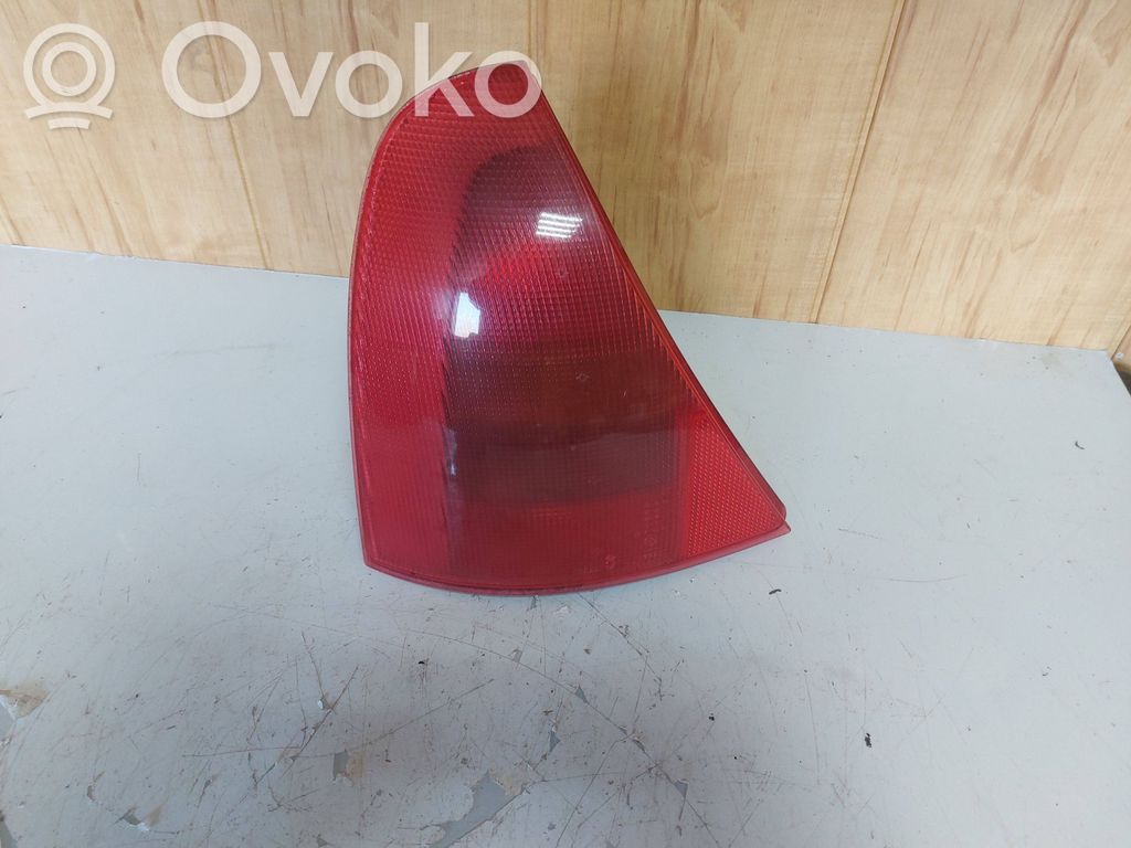 Renault Clio II Aizmugurējais lukturis virsbūvē 