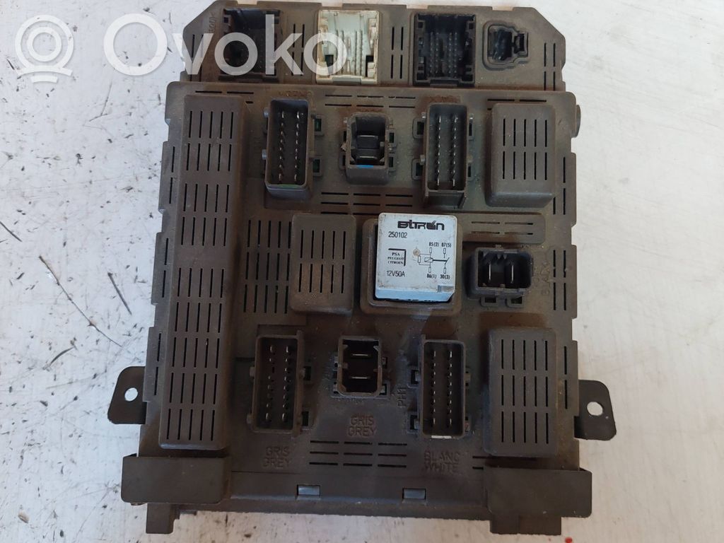 Peugeot 607 Módulo de fusible 