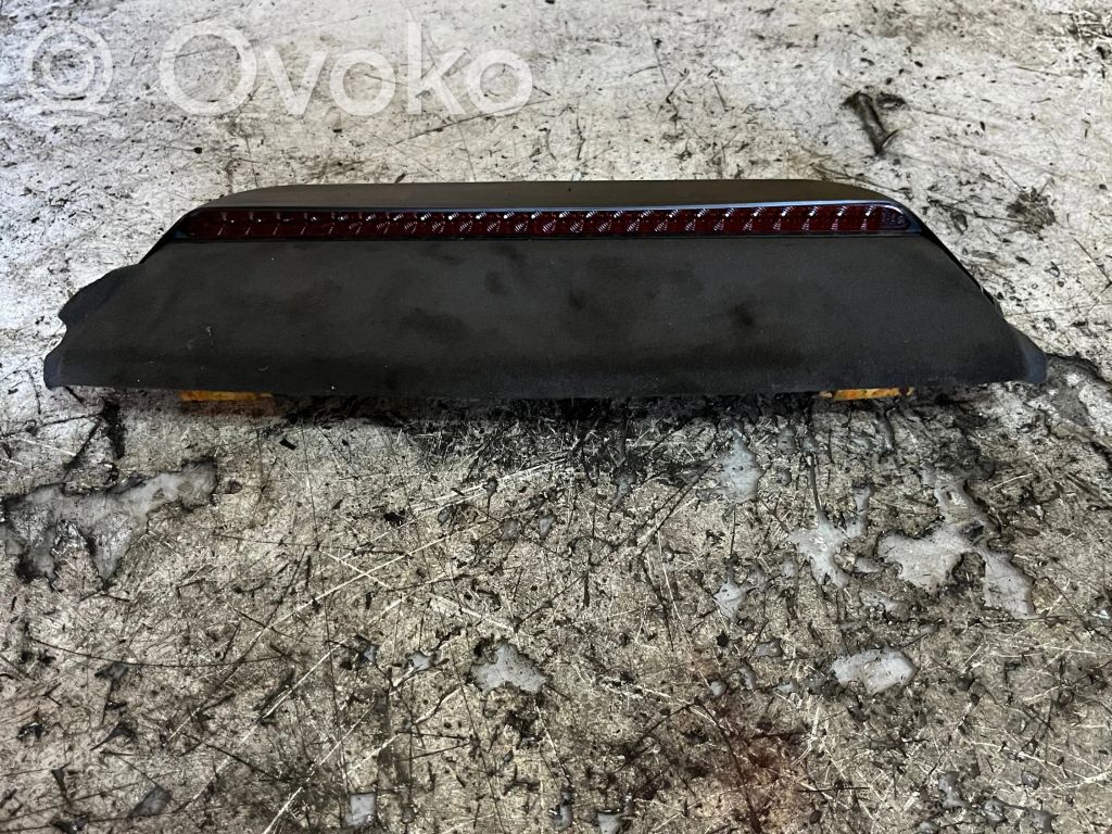 Volkswagen Phaeton Third/center stoplight 