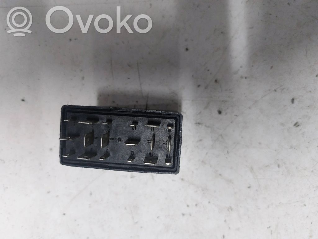 Audi A8 S8 D2 4D Inne przekaźniki 