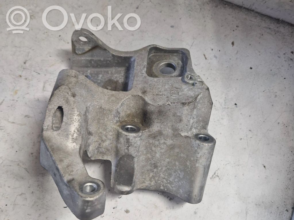 Volvo V70 Engine mounting bracket 