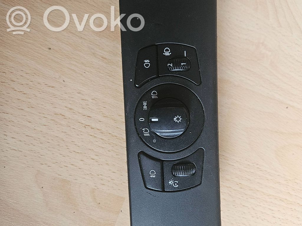 BMW 5 E60 E61 Šviesų jungtukas 